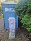 Foto: Falsch platzierte Toilette direkt am Gartenzaun  