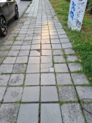 Foto: Gehweg - Platten defekt und große Fugen 