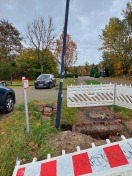 Foto: Baugrube seit 3 Monaten offen . 