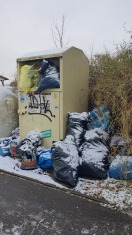 Foto: Kleidercontainer überfüllt 