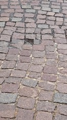 Foto: Kleinleipisch-Alte Bockwitzer Straße: abgesackte Pflastersteine und Senken  