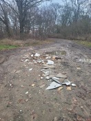 Foto: Bauschutt im Weg zwischen B1 uns alte Schweineställe 