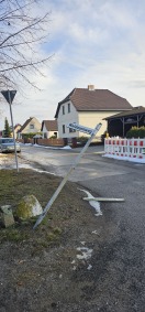 Foto: Staßenschild angefahren 