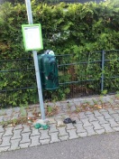Foto: Bushaltestelle Mülleimer quillt über 