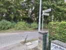 Foto: Platte hochstehend und Poller umgefahren  