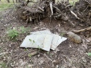 Foto: Eternit Platten, möglicherweise Asbest, am Waldweg 