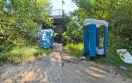 Foto: Kapute mobile Toilette unter der Brücke 