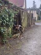 Foto: Zaun beschädigt, Müll auf Gehweg durchgebrochen 