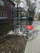 Foto: fehlender Fahrradständer an Haltestelle 