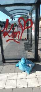 Foto: Graffiti an Bushaltestelle am Bahnhof 