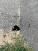 Foto: Gefährliches Loch im Asphalt, Spielstraße in Koßdorf 