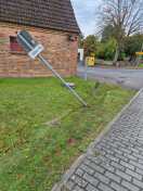 Foto: angefahrenes Verkehrsschild/Straßenschild 