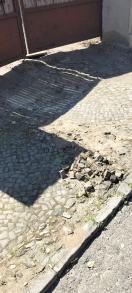 Foto: Durch LKW Bürgersteig kaputt gefahren 