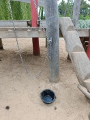 Foto: Defektes Klettergerüst auf dem Alice im Wunderland Spielplatz  