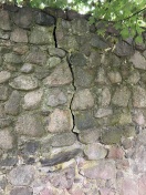 Foto: Starker Riss in Stadtmauer 