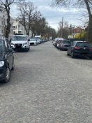 Foto: Parken rechts und links auf 200m Länge am neuen Wohngebiet Hegermühlenstrasse 
