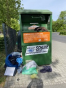 Foto: Vermüllung am Kleidercontainer  