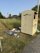 Foto: Kleidercontainer viel Müll 