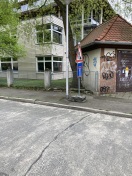 Foto: Baustelle weg, schilder noch da  