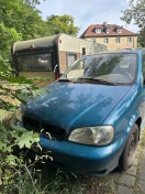 Foto: Verlassenes Fahrzeug ohne Kennzeichen 