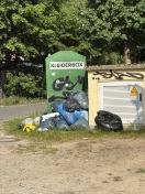 Foto: Überfüllter Kleidercontainer 
