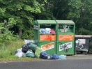 Foto: Überfüllte Kleidercontainer 