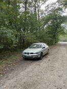 Foto: abgestellter polnischer Pkw im Wald 