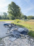 Foto: Teerpappe und Müll von Abrissarbeiten  