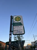 Foto: Schild an Tram-Haltestelle überklebt beidseitig 