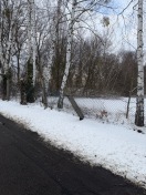 Foto: Kaputter Zaun, Zaunpfahl ragt auf Gehweg 