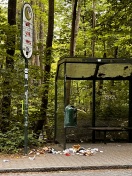 Foto: Immer wieder zugefüllte Bushaltestelle im Landschaftsschutzgebiet 