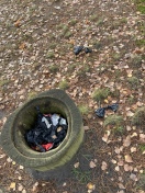 Foto: Kottüten liegen auf Spielplatz  
