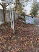 Foto: Müll hinter Glascontainer  