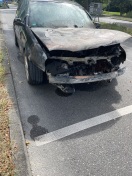 Foto: Gegenüber Bushaltestelle Kastanienstrasse Ausgebranntes Fahrzeug auf Straße 