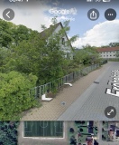 Foto: Zugewachsener Gehweg (Haus nicht bewohnt) 