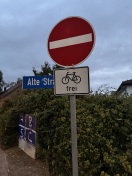 Werder (Havel): Straßenschild schief  Foto: Straßenschild schief