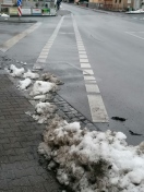 Foto: Vereiste Schneeberge im lichten Verkehrsraum von Radfahrern führt zu Sturz- und Haftungsrisiken 