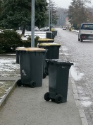 Foto: Illegale Blockierung des öff. Gehwegs durch Abfallbehälter 