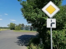 Foto: Absurde Vorfahrtregelung zugunsten einer einzelnen Privatadresse in Frauwalde 