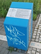Foto: Beseitigung von Graffitischäden an blauen Infoquadern im Jüttendorfer Anger 