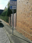 Foto: Blockierung des Gehwegs Erxlebenstraße für Rollstuhlfahrer durch falsch platzierte Verkehrsbeschilderung 