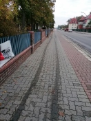 Foto: Ölspur oder ähnliches auf Fuß- und Radweg  
