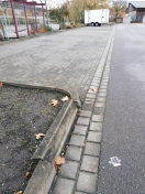 Foto: Umgekippte Bordkante am Kurzzeitparkplatz vor Senftenberger Bahnhof  