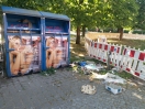 Foto: Abfall neben Kleidercontainer  