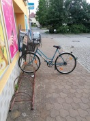 Foto: Blockierung von Gehstreifen durch falsch platzierte Fahrradständer mit Stolpergefahr 