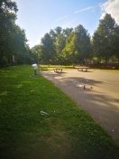 Foto: Zugemüllter Spielplatz mit Glasscherben 