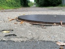 Foto: Herausstehende Metallkanten auf öffentlichen Schulverbindungsweg zur Bushaltestelle W-Pieck-Straße  