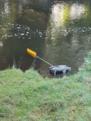 Foto: Straßenschild in die Spree geworfen 