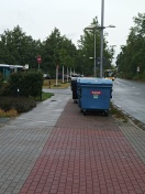 Foto: Mülltonnen auf Radweg  