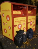 Foto: abgestellte Kleidung /Spielsachen  